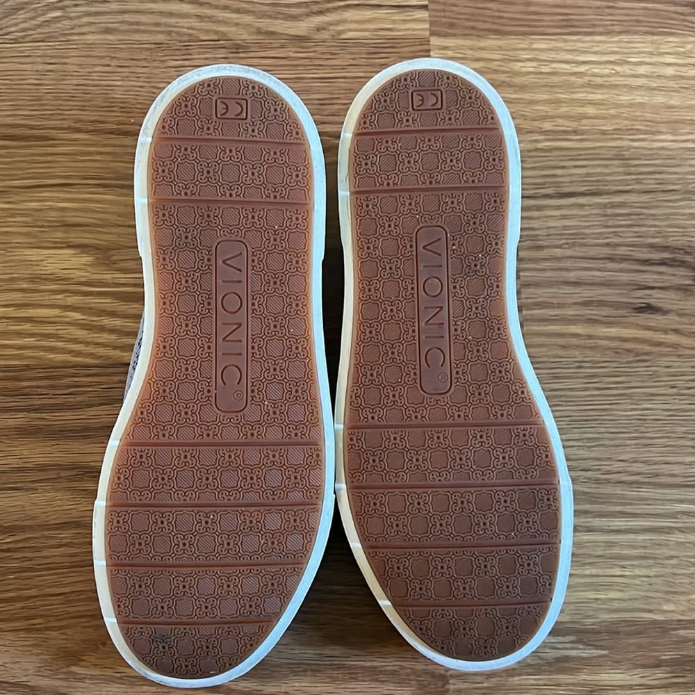 Vionic kimmie perf Women's Slip-On supportive Sneakers 
Round toe suede 9.5 - Picture 3 of 7